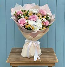 Букет цветов из:  Гвоздики, Орхидеи и Розы в Кижинге