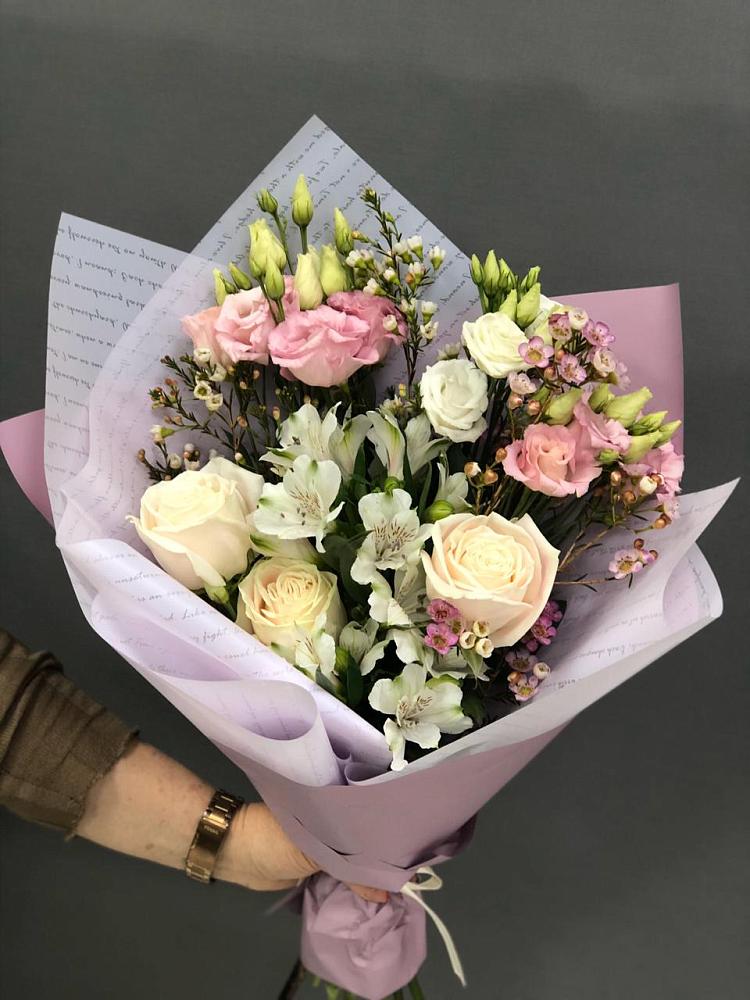 Букет цветов из: Альстромерии, Розы и Лизиантусы в Кижинге