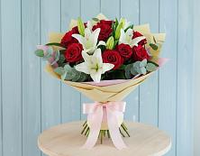 Букет цветов из:  Лилии и Розы в Кижинге