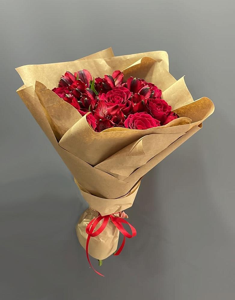 Букет цветов из: Альстромерии и Розы в Кижинге