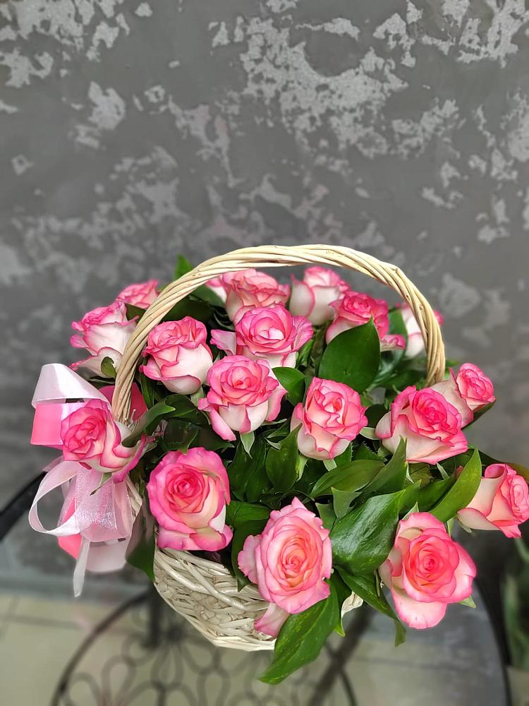 Цветочная композиция из Розы в корзине в Кижинге