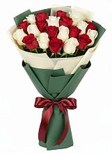Букет Микс из красных и белых роз в Кижинге
