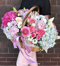 Композиция солнечный день в Кижинге Цветочная композиция из Розы, Хризантемы, Пионы и Лизиантусы в корзине в Кижинге