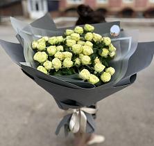 Букет Белые кустовые розы Солинеро в Кижинге