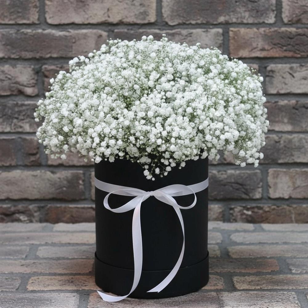 Цветочная композиция из Гипсофила в шляпной коробке в Кижинге