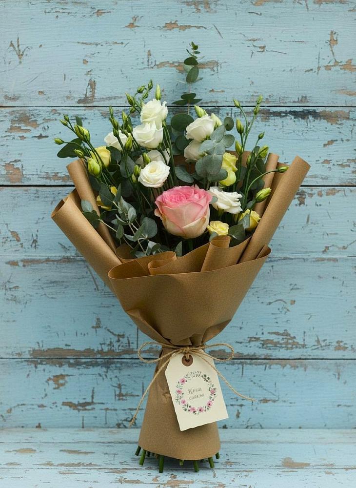 Букет цветов из: Розы и Лизиантусы в Кижинге