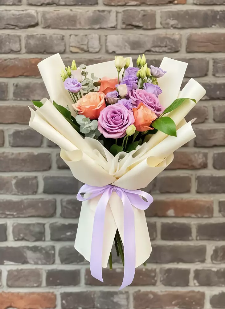 Букет цветов из: Лизиантусы и Розы в Кижинге