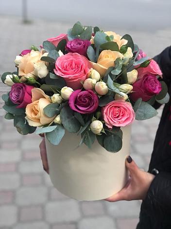 Цветочная композиция из Розы в шляпной коробке в Кижинге