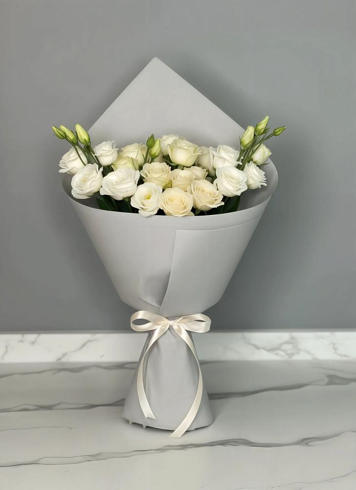 Букет цветов из: Розы и Лизиантусы в Кижинге