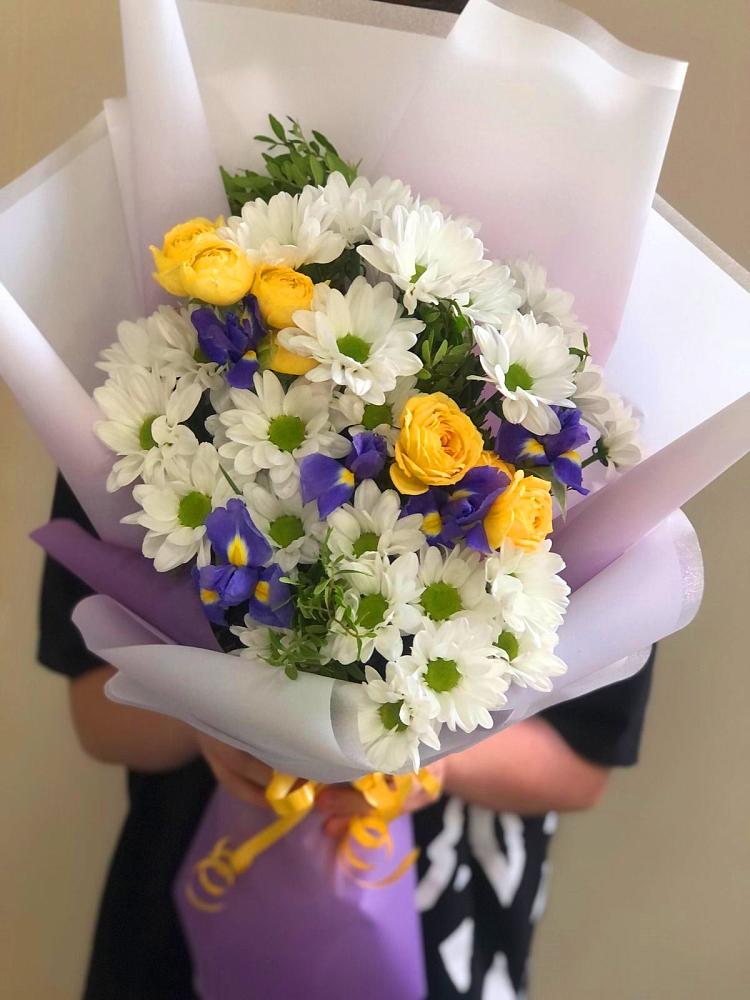 Букет цветов из: Ирисы, Хризантемы и Розы в Кижинге