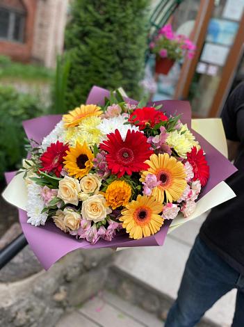 Букет цветов из: Герберы, Ромашки, Хризантемы, Розы и Подсолнухи в Кижинге