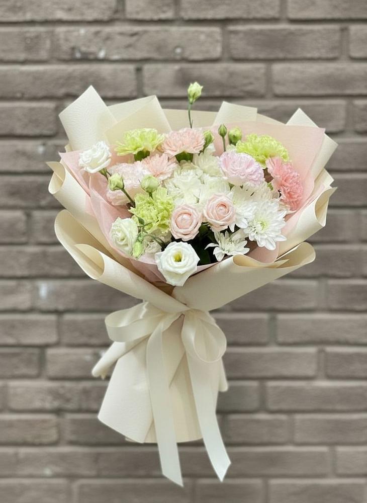 Букет цветов из: Гвоздики, Розы, Лизиантусы и Хризантемы в Кижинге