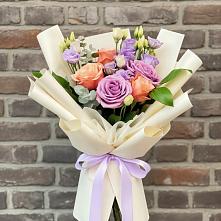 Букет цветов из:  Лизиантусы и Розы в Кижинге