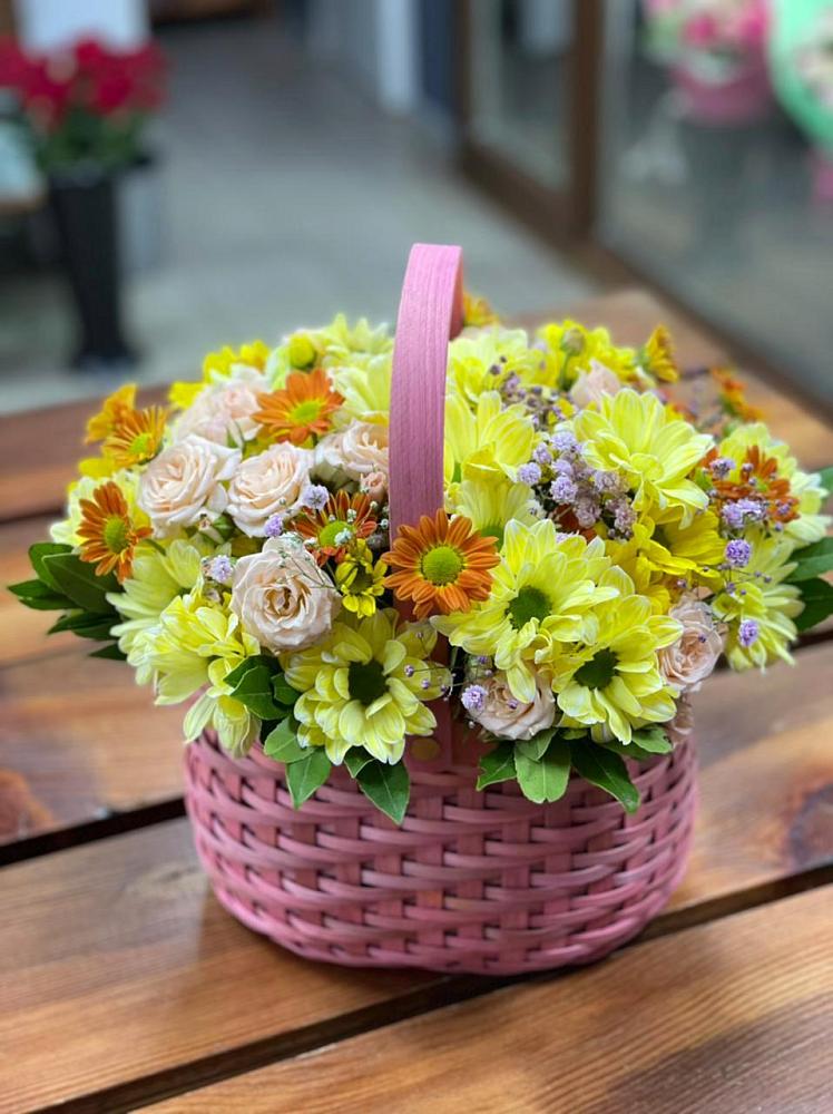 Цветочная композиция из Хризантемы и Розы в корзине в Кижинге