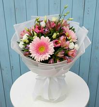 Букет цветов из:  Герберы, Альстромерии и Лизиантусы #REPLACE_PRED# Кижинге