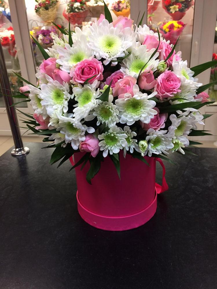 Цветочная композиция из Розы и Хризантемы в шляпной коробке в Кижинге