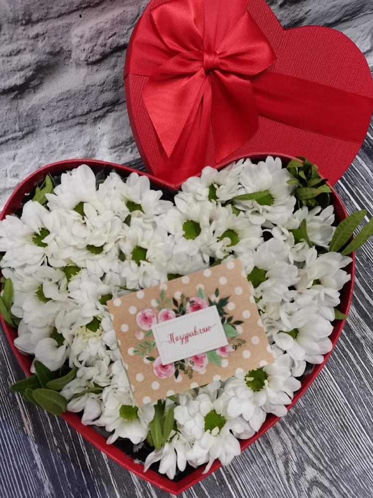 Цветочная композиция из Хризантемы в виде сердца в Кижинге