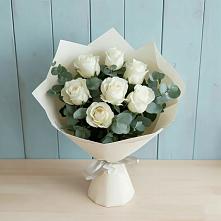 Букет Белые розы в Эвкалипте в Кижинге