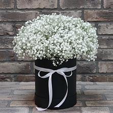 Цветочная композиция из Гипсофила в шляпной коробке в Кижинге