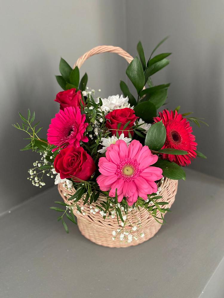 Цветочная композиция из Розы, Хризантемы и Герберы в корзине в Кижинге