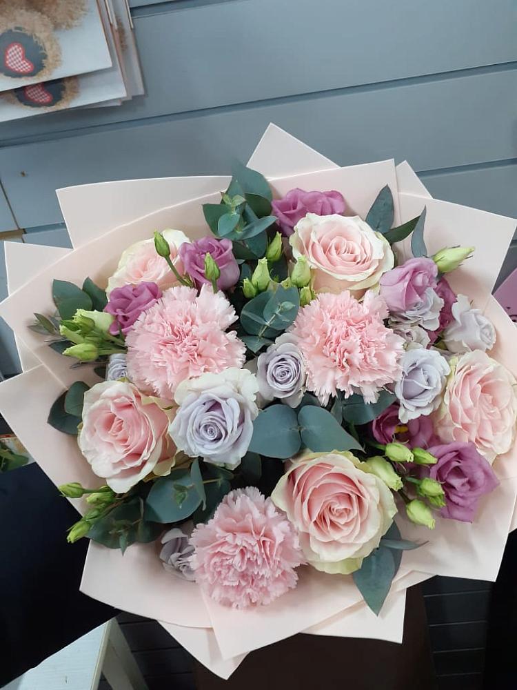 Букет цветов из: Розы, Гвоздики и Лизиантусы в Кижинге