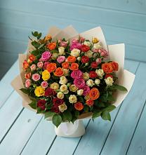 Букет Микс из разноцветных кустовых роз в Кижинге
