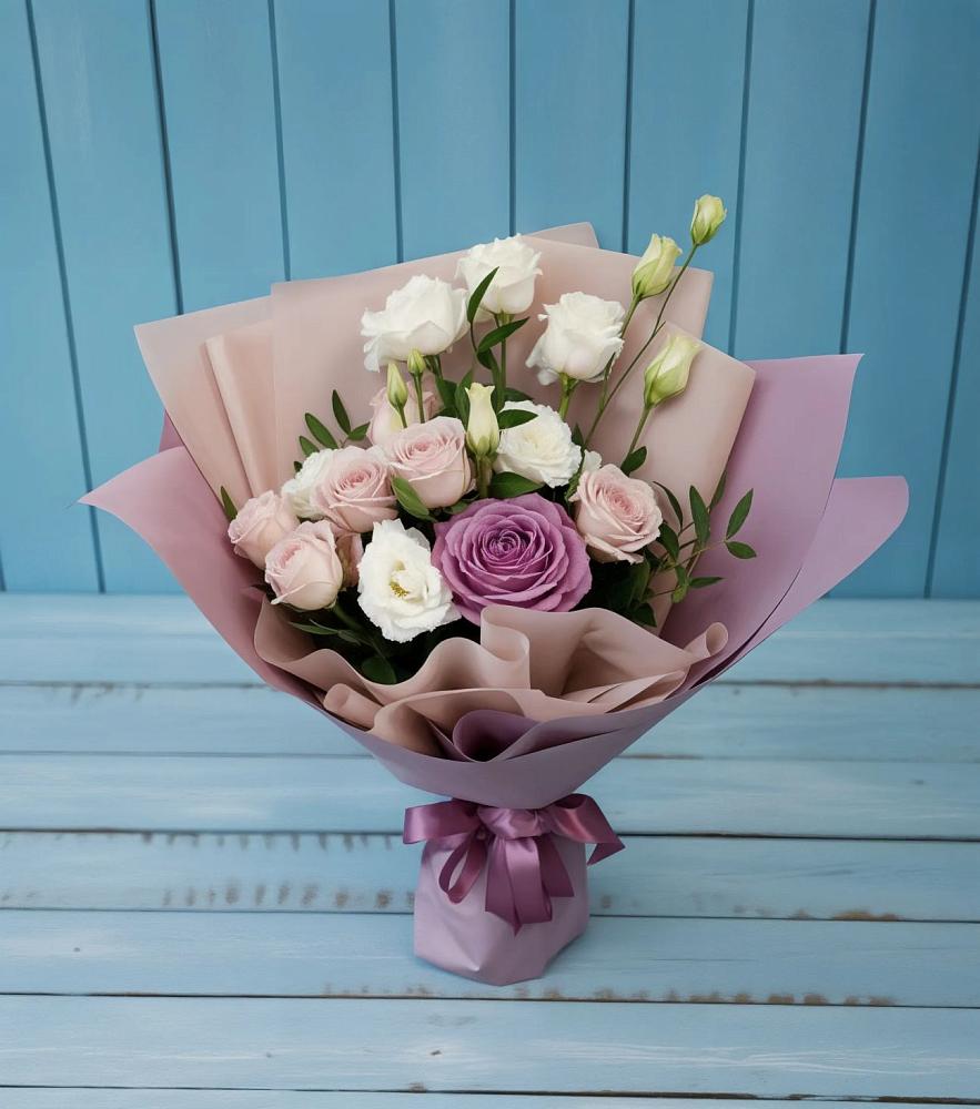 Букет цветов из: Розы и Лизиантусы в Кижинге